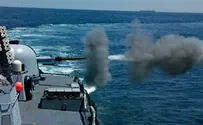ספינה של צבא ארה"ב ירתה בסירה. אדם אחד נהרג