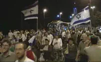 אלפי צועדים סביב חומות ירושלים