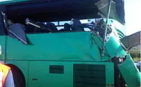 הרוג בפגיעת מוטות שעפו ממשאית ופגעו באוטובוס