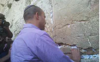 Hareidi Group Pushes, Insults Bennett at Kotel