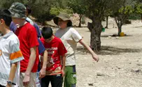 פורצים את החומה השקופה