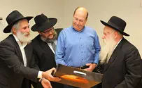 השר יעלון קיבל מצות מצווה מרבני חב"ד