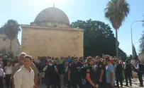 Arabs Attack Police on Temple Mount