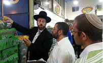 ביקור פתע: הרב לאו בשוק הסיטונאי בצריפין