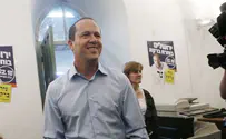 Jerusalem Mayor Kisses Gerrer Hassid by Mistake