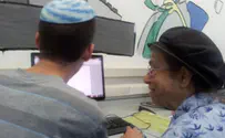 תלמידים מלמדים קשישים יישומי מחשב