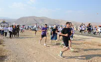 "נשק ביד אחת, תנ"ך ביד השניה"