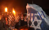 הדלקת נרות באנדרטה המחוללת של הרב מאיר חי