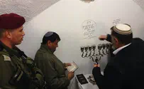 גאה להדליק נרות בקבר יהושע