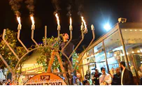Chabad Rabbi Brings Hanukkah Message of Unity to J'lem Station