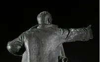 В Польше установили памятник писающему Ленину