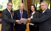 MKs Present Peres with Pollard Petition