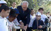 הנשיא נטע עץ עם הילדים