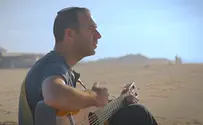 סולן להקת החתונות בסינגל ראשון מאלבום הבכורה