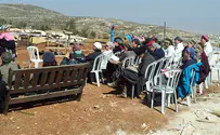 קבוצת לימוד נשים לצד הבית ההרוס