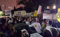 מאות אבות גרושים הפגינו מול ביתה של לבני