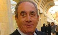 אלפרד אקירוב הוא איש העסקים ששילם לשולה זקן
