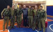 צילום: מור שעשוע חיילים במימונה בבית אריה