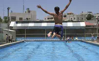 כתב אישום: תקפו אב לעיני בתו בבריכה