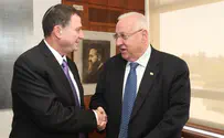 צפו: הגשת החתימות לבחירות לנשיאות