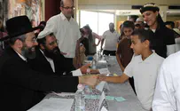 הרב הראשי עם תינוקות של בית רבן בפדואל