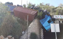 משאית נפלה מגובה רב סמוך למוצא