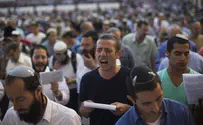 תפילות לשלום החטופים בתחנות אוטובוסים ורכבות