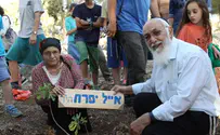 גרשון אלינסון הסב והסבתא נטעו בגבעה לזכר אייל וחבריו הי"ד