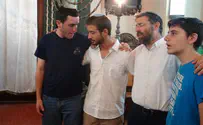 יוני קמפינסקי האח התאום מתפלל ושר עם החברים מהישיבה