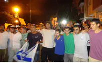 יוני קמפינסקי Hundreds Sing and Pray Near Home of MIA Officer