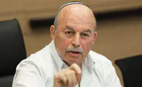 "ברונו" חבט בבטנו, "דדי" העיף את ראשו לאחור