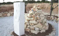Жители Бат-Аина создали памятник похищенным юношам
