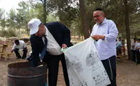 צילום: לשכת ראש העיר כשמשה אבוטבול יצא לנקות את העיר