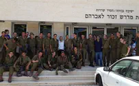 מסיימי קורס קצינים אומרים תודה לישיבת שדרות