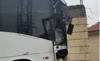 В Гиват-Зеэв автобус на скользкой дороге врезался в дом