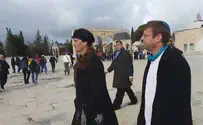צפו: מועלם עלתה להר הבית והותקפה