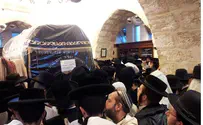 Watch: Hundreds Pray at Rachel's Tomb 
