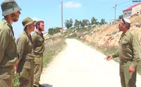 קושרים את הידיים     
