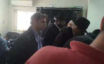 מפגינים אחדות בבתי האבלים