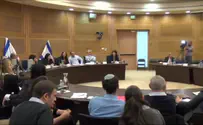 הגבר מתלונן, השוטרים צוחקים