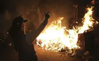Видео: репортеру СNN в прямом эфире камень угодил в голову