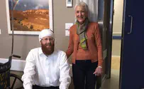 עומד על הרגליים מחלים ומחייך