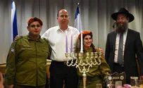 יעלון הדליק נרות עם חיילים בעלי מוגבלויות