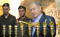 צפו: נתניהו מדליק נרות חנוכה בכותל