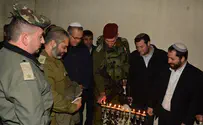 צה"ל והמתיישבים בהדלקת נר שמיני בקבר יהושע