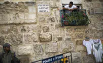 רץ לעבר השוטרים, התנפל ודקר