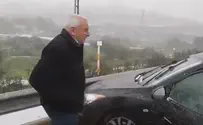 תיעוד: השר אהרונוביץ' מסייע לנהג שהחליק