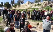 צפו: חוזרים לבית הקברות הנשכח
