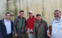 קוראים מגילה על קברו של יהושע