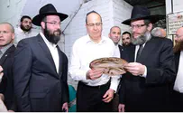 Министр обороны приготовил мацу в Кфар-Хабаде
